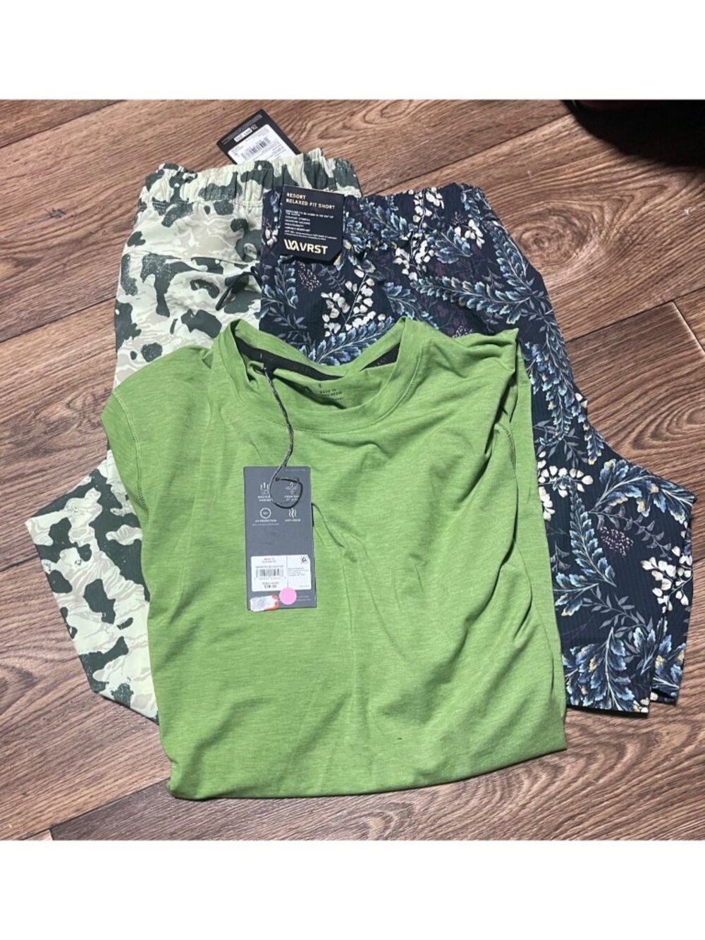 VRST Mens T-Shirt Green Size L & 2 Printed Shorts Camo & Floral Size S